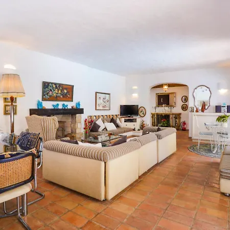Roofed In Albufeira With Private Swimming Pool
