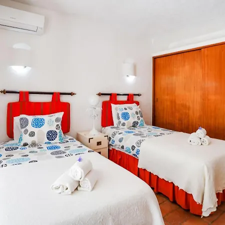 Roofed In Albufeira With Private Swimming Pool Villa Olhos de Agua (Albufeira)