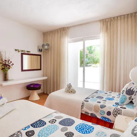 Roofed In Albufeira With Private Swimming Pool