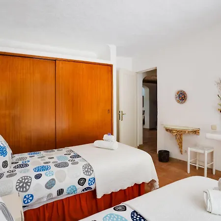 Roofed In Albufeira With Private Swimming Pool Villa *