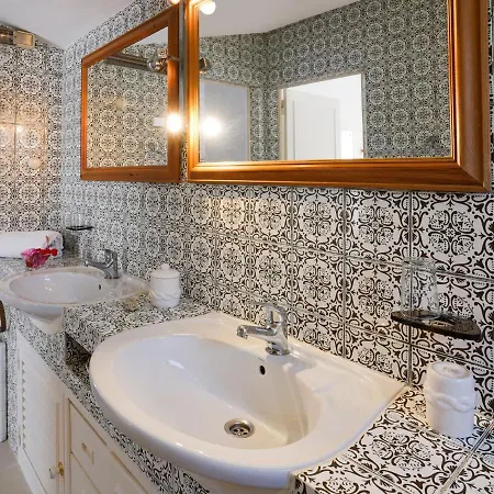 Roofed In Albufeira With Private Swimming Pool Villa *